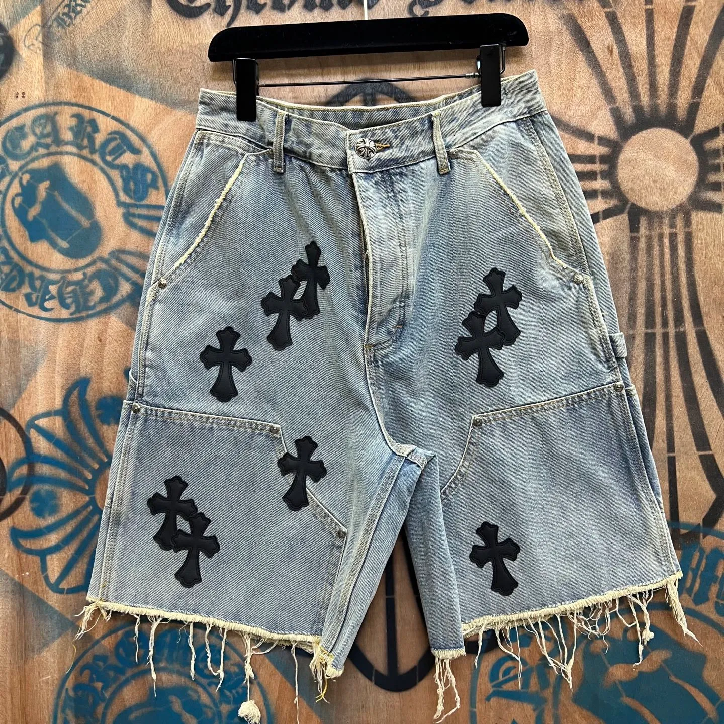 P520 chrome hearts limited series new city limited jeans Chrome Hearts city limited denim shorts vintage levis American made 501 505 517 base version remake Levis American made 501 base version imported sheepskin 925 silver remake Customers provide waist and pants length or height and weight. The studio will select the most suitable base version for you to remake. There are many people doing remakes in the market. Don’t belittle or comment. The difference is visible to the naked eye. See and compare for yourself #CHROME HEARTS Unisex style